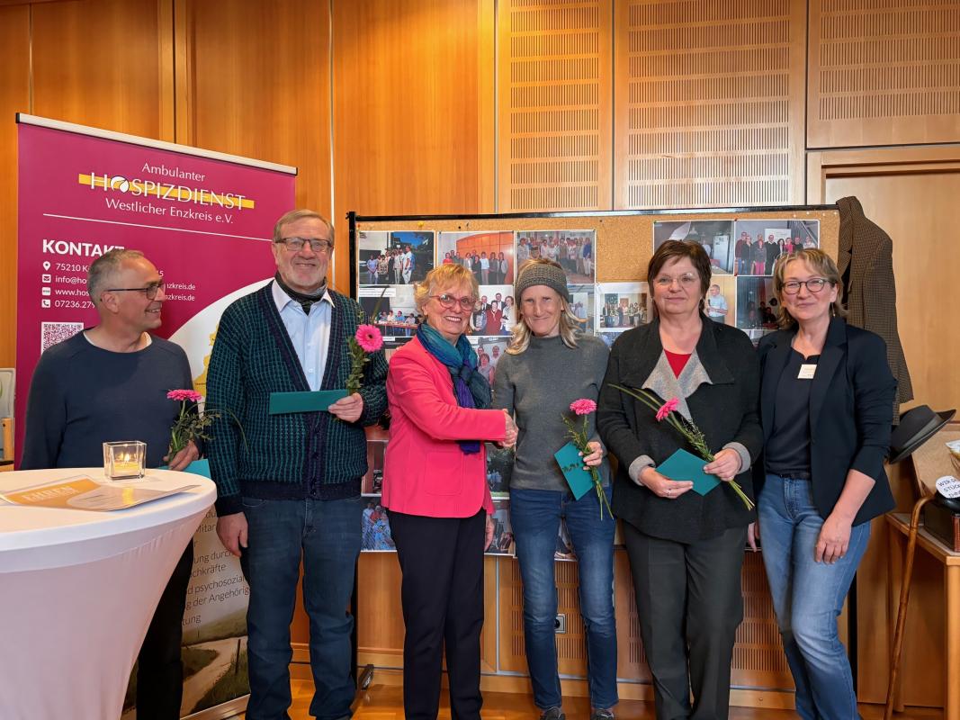 Ehrung für 5 Jahre: Jochen Bäuerle, Harald Augenstein, Bärbl Maushart, Monika Beck, Elke Schroth und Heidi Kunz (Einsatzleitung).  Bild: Hospizdienst Westlicher Enzkreis.