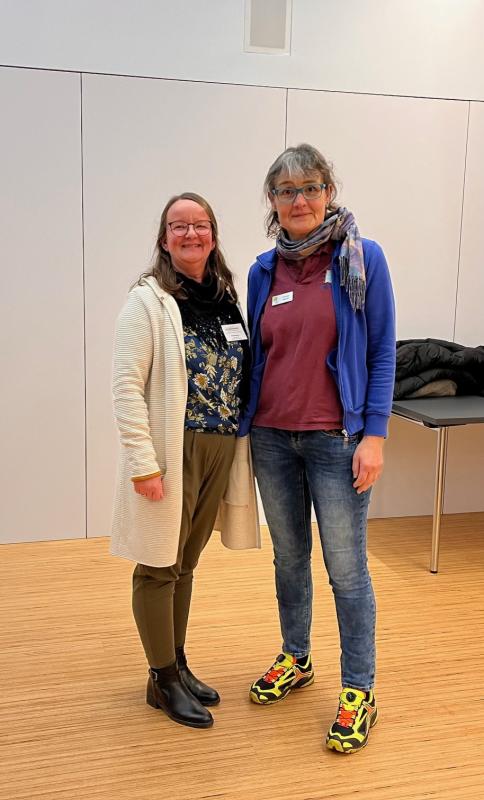 Eingeladen beim Pflegestützpunkt in Remchingen - links Elke Bachteler (Einsatzleitung amb. Hospizdienst) und rechts Evelyn Wendt (Koordinatorin Palliativnetz Pforzheim-Enzkreis). Bild: Ambulanter Hospizdienst westlicher Enzkreis e.V. 