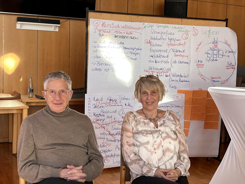 Trauerbegleiterausbildung hat am 19. Januar 2024 begonnen. Auf dem Bild zu sehen ist von links: Hermann Bayer (Dozent) und Isabel Kopp ( Ehrenamtliche Mitarbeiterin Hospizdienst westlicher Enzkreis). Bild: Elke Bachteler.
