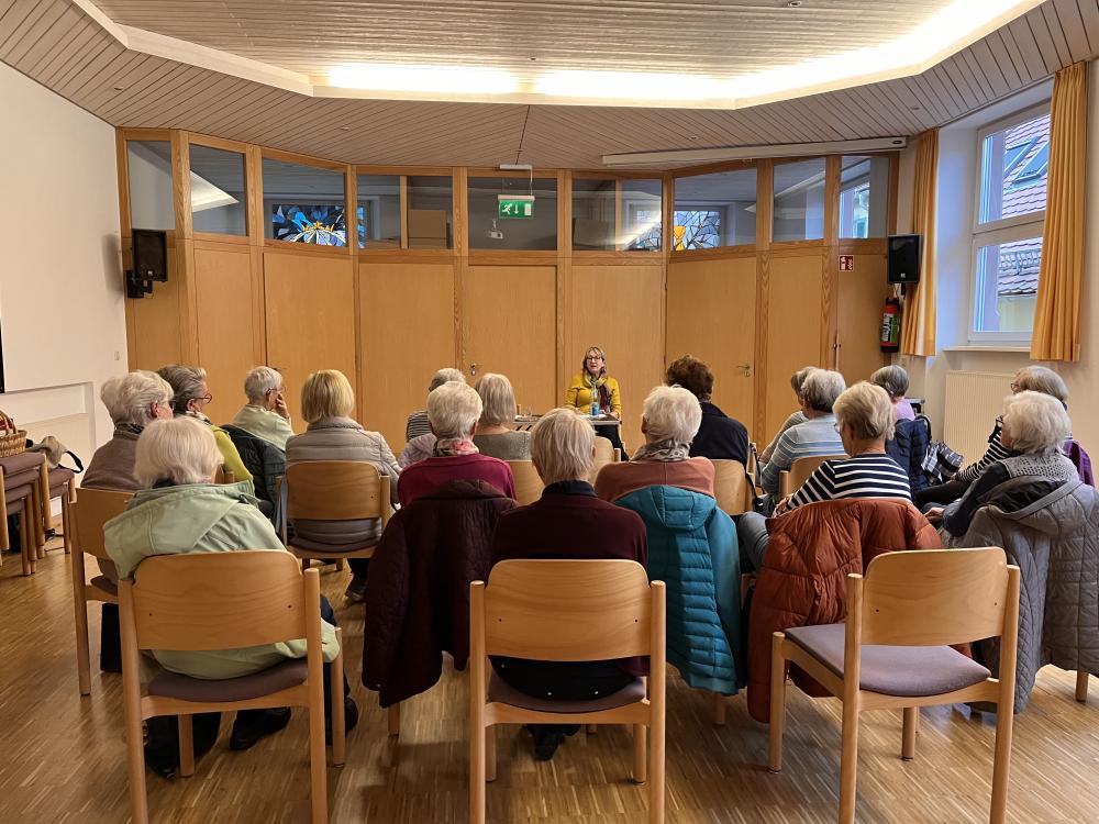 Eingeladen beim Frauenkreis der evangelischen Kirchengemeinde Ellmendingen. Bild: Ambulanter Hospizdienst westlicher Enzkreis e.V.