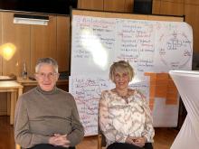 Trauerbegleiterausbildung hat am 19. Januar 2024 begonnen. Auf dem Bild zu sehen ist von links: Hermann Bayer (Dozent) und Isabel Kopp ( Ehrenamtliche Mitarbeiterin Hospizdienst westlicher Enzkreis). Bild: Elke Bachteler.